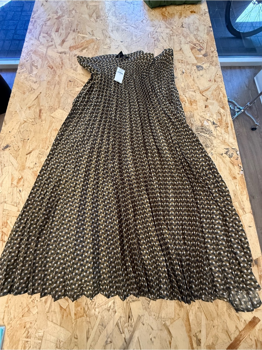 Banana Republic Silky Pleated Midi Skirt Size L NWT